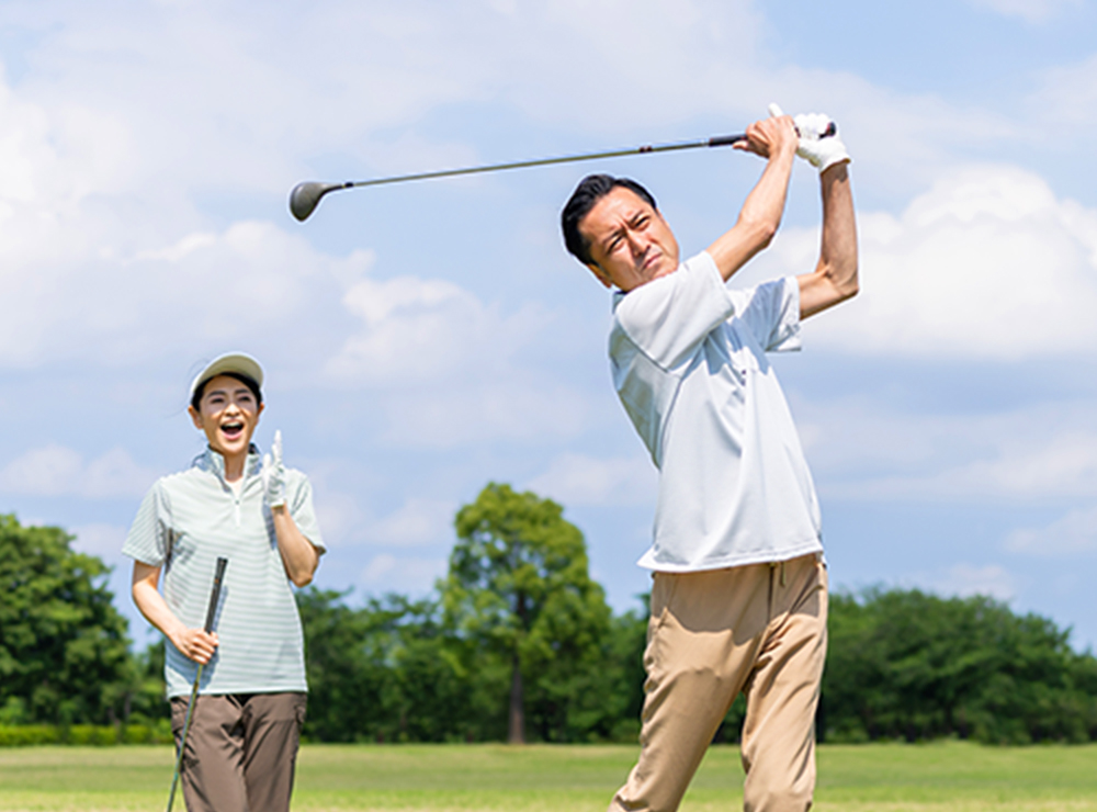 ゴルフをする男性と女性